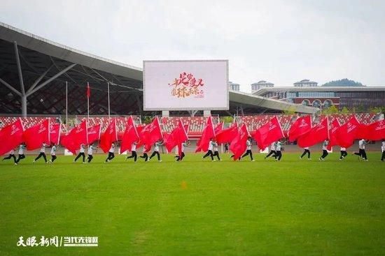 目前勒沃库森在德甲、欧联杯和德国杯三线并进：联赛多赛2场领先拜仁7分；欧联杯6战全胜小组头名出线；德国杯已经晋级8强。